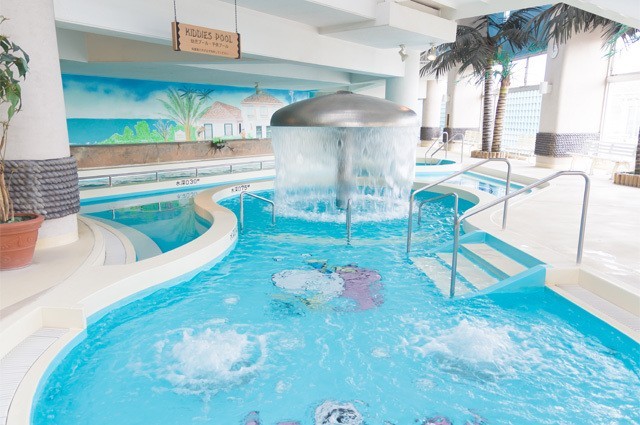 バケツから水があふれるカリビアンビーチのキッズプール