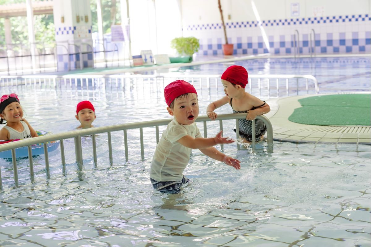 ホテルエピナール那須の浅いキッズプールで遊ぶ子どもたち