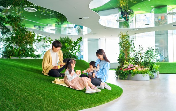 てんぼうパークの人工芝エリアで寛ぐ家族連れ
