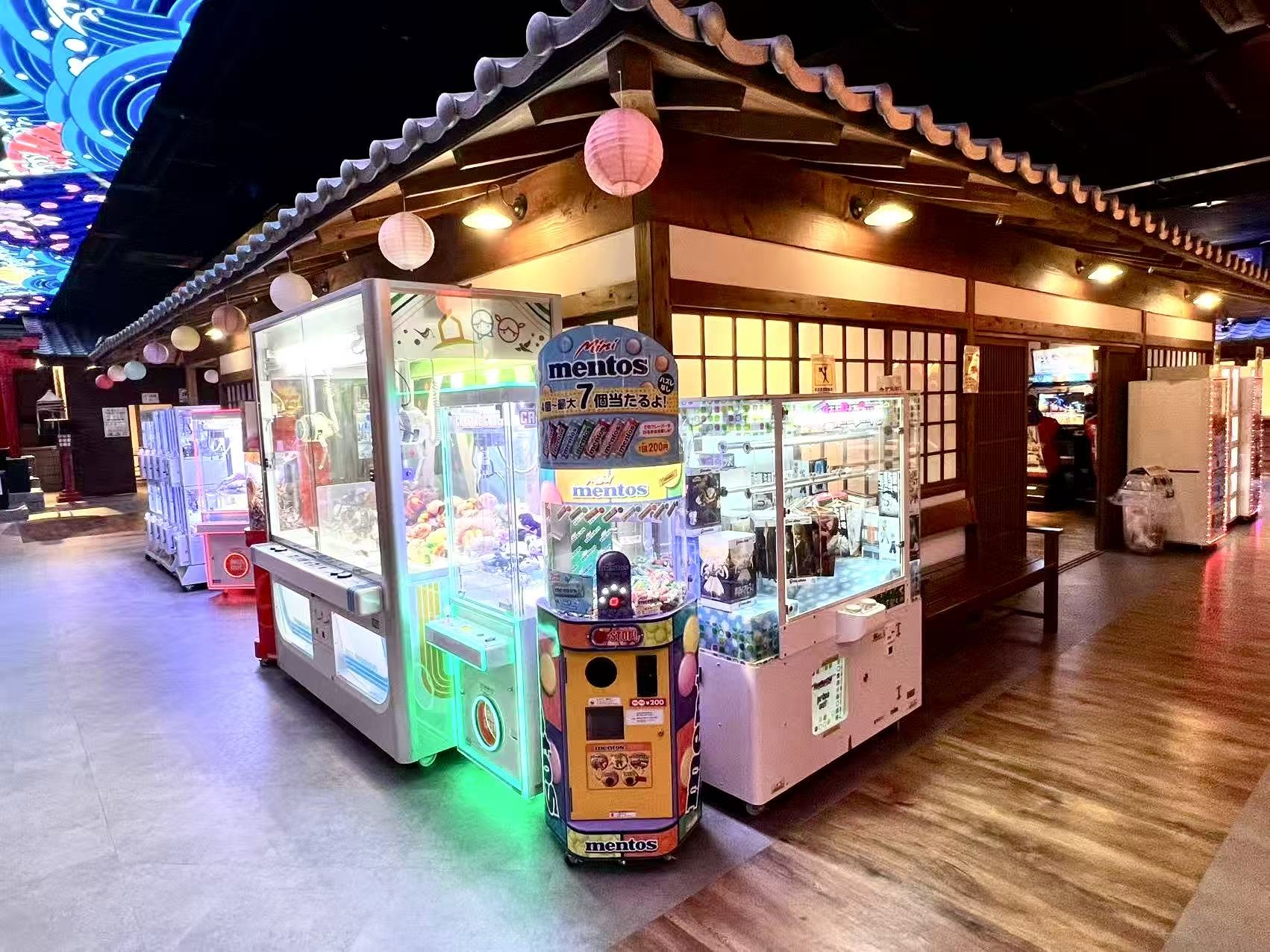 東京湯楽城の館内にあるクレーンゲームやガチャが並ぶゲームコーナー