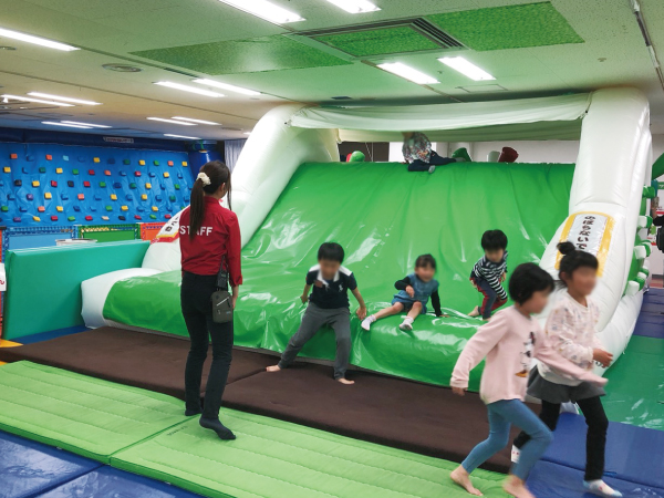 湘南あそびマーレの大型ふわふわすべり台で遊ぶ子どもたち