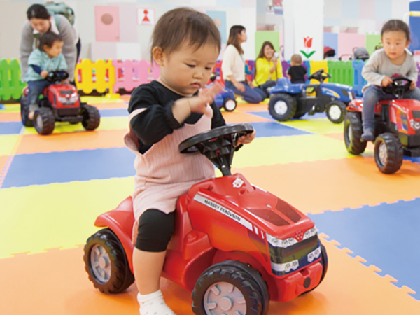 湘南あそびマーレで乗用玩具に乗る小さな子ども