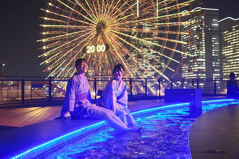 万葉倶楽部みなとみらいの屋上足湯庭園から見える観覧車の夜景