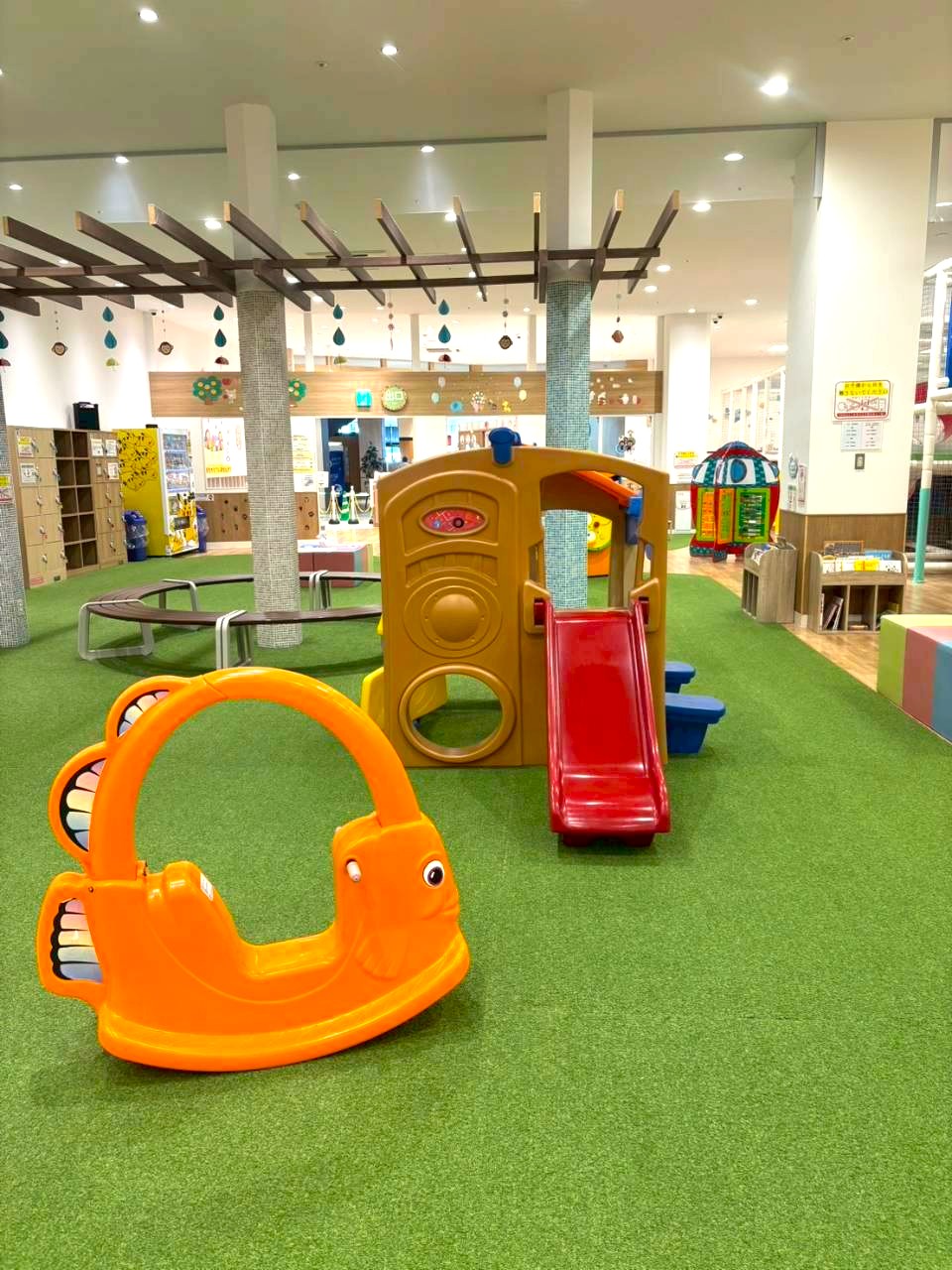 オンパミード吉川美南店の屋内あそび場(すべり台とよちよちコーナーの遊具)