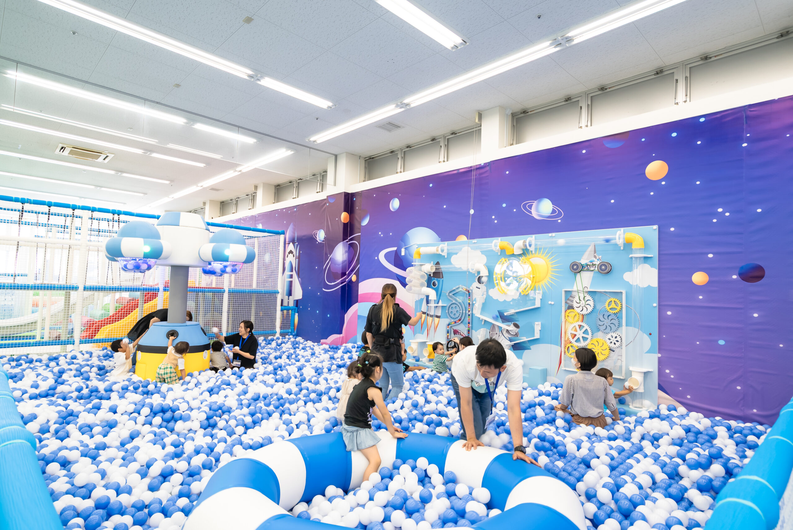 キッズランドUSの大型ボールプールで遊ぶ親子
