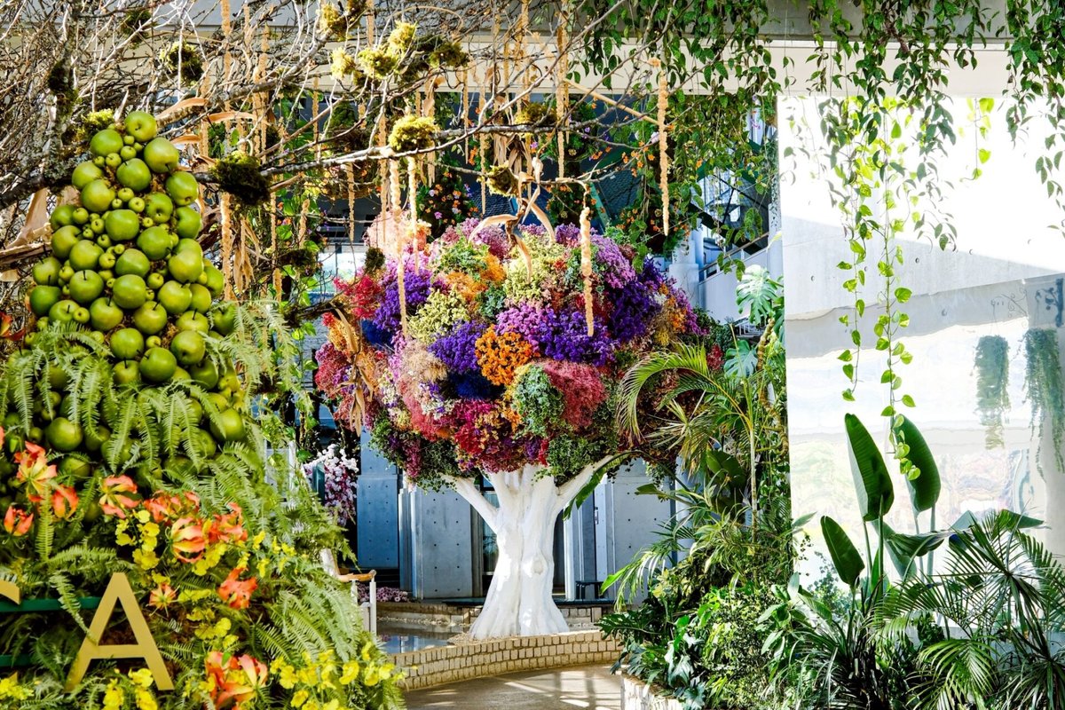 BOTANICA MUSEUM 館内のりんごオブジェと花のツリー
