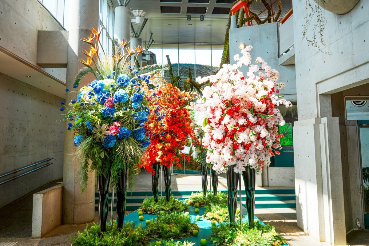 BOTANICA MUSEUM 館内に並ぶカラフルな花のオブジェ