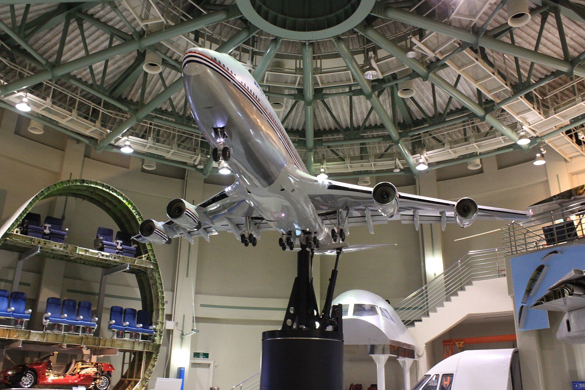 航空科学博物館の館内に吊り下げられた大型機の模型