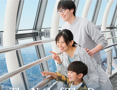 東京スカイツリー天望デッキから景色を眺める家族
