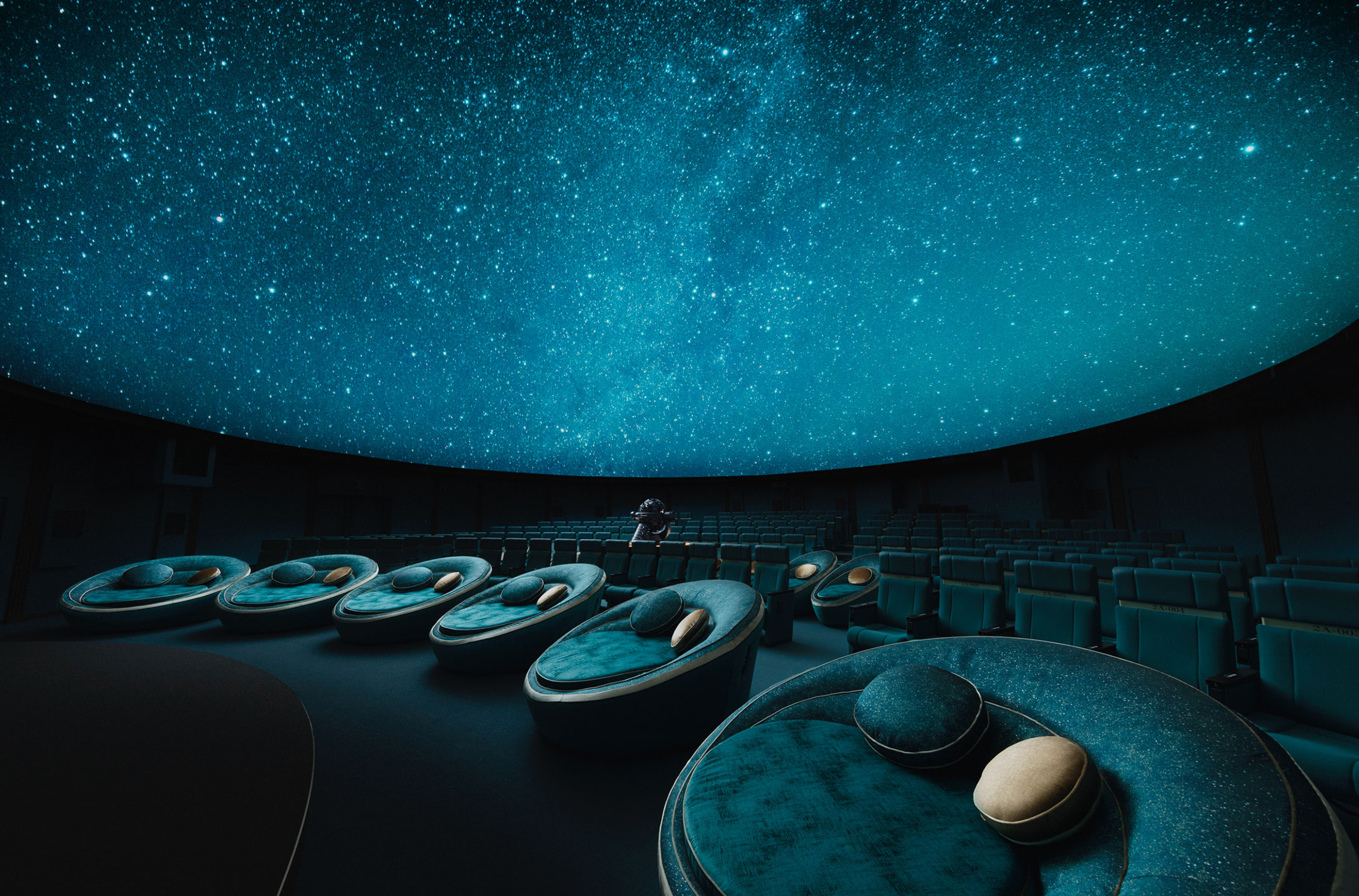 プラネタリアTOKYOのドーム内、満天の星空投影とプレミアムシート