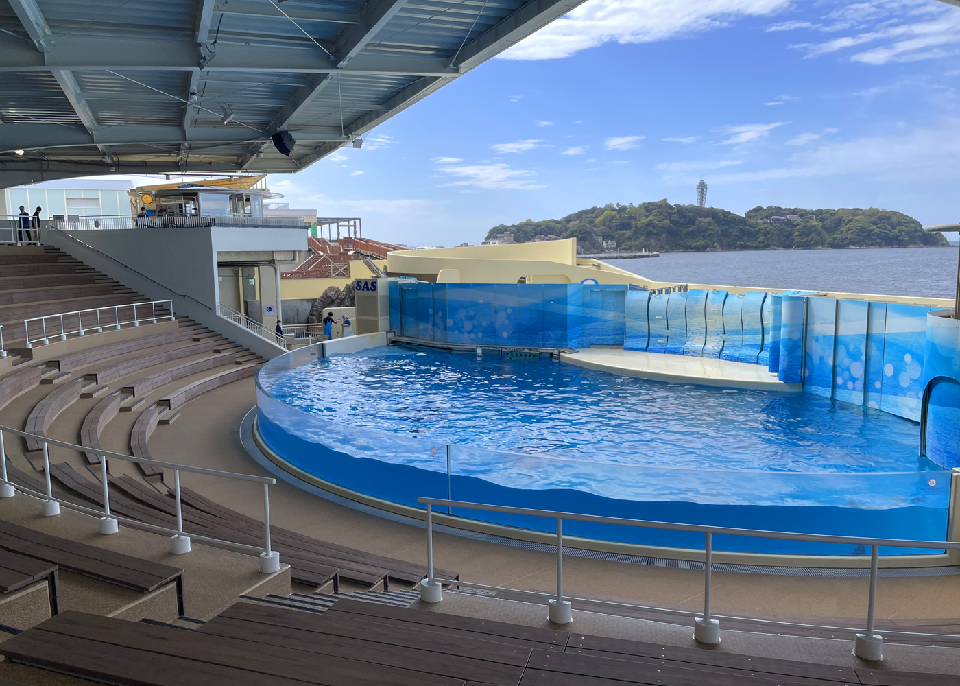 イルカショースタジアムと江の島