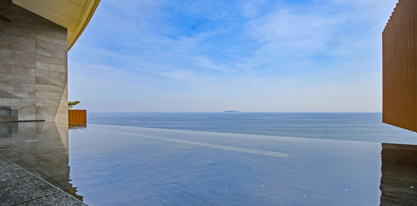 ホテルニューアカオの海を望む大浴場