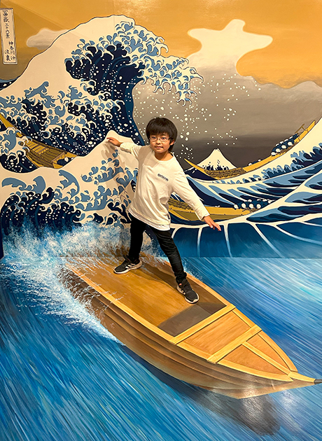 江戸ゾーンの大波のだまし絵で遊ぶ子ども