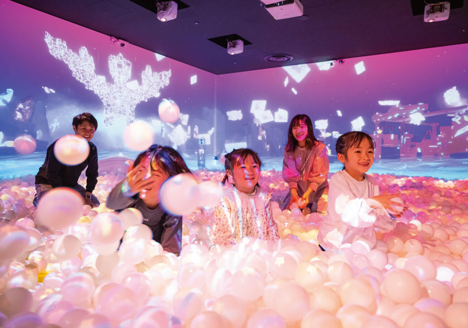 リトルプラネット ららぽーとTOKYO-BAY店のボールプールで遊ぶ家族
