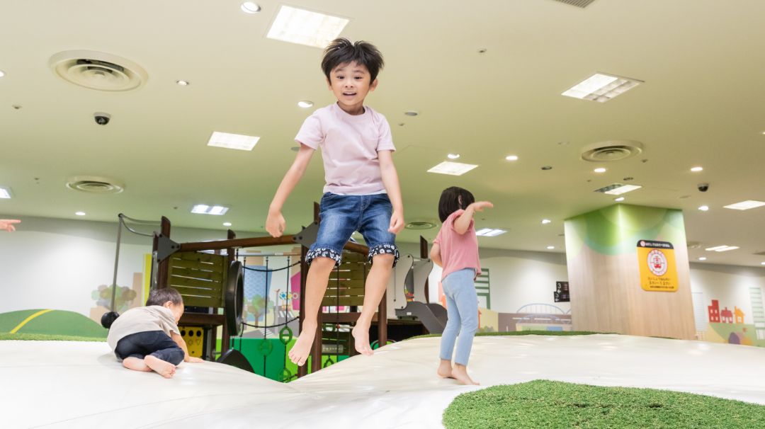 あそびパークPLUSのふわふわトランポリンで跳ねる子ども