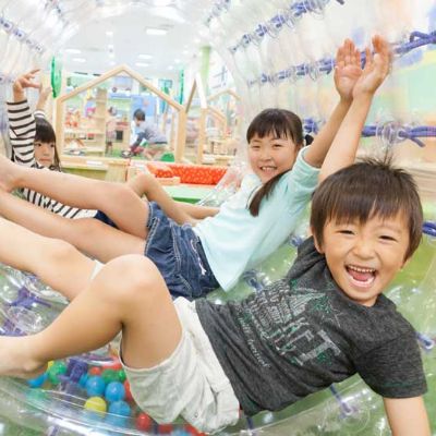 あそびパークPLUSの巨大バブルローラーで遊ぶ子どもたち