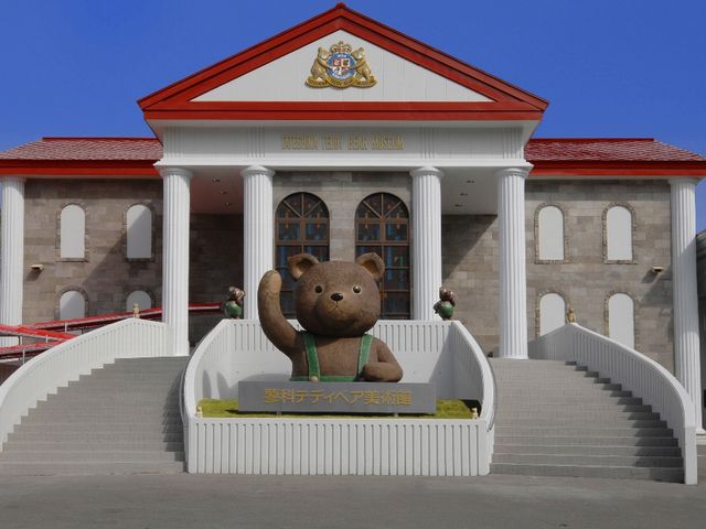 蓼科テディベア美術館の外観とテディベアのモニュメント