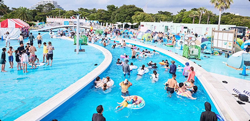 稲毛海浜公園プールの流れるプールで浮き輪で遊ぶ子どもたちと家族連れ