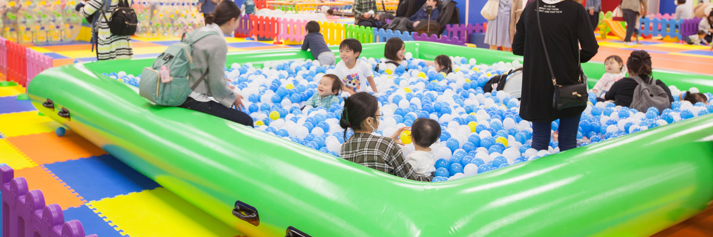 ボールプールで遊ぶ親子(東京あそびマーレ)