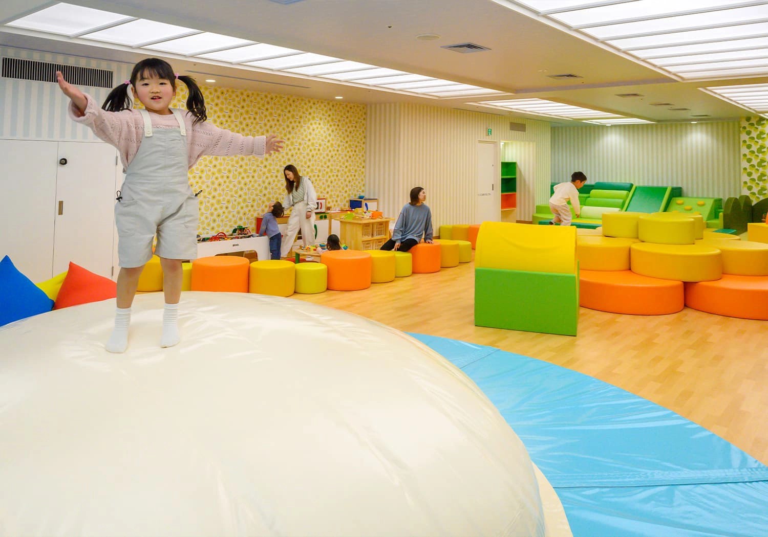 ATAMI KIDS PARKのふわふわ海ゾーンで遊ぶ子ども