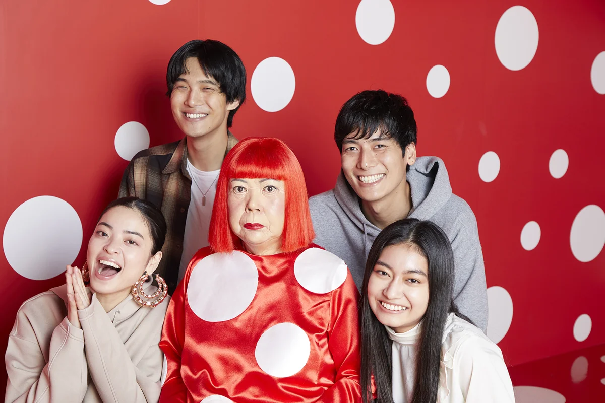 マダム・タッソー東京 カラフルなフォトスポットで記念撮影を楽しむ来場者たち