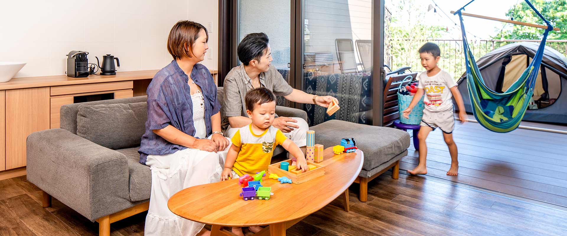 ルーシーキキのリビングでおもちゃで遊ぶ親子