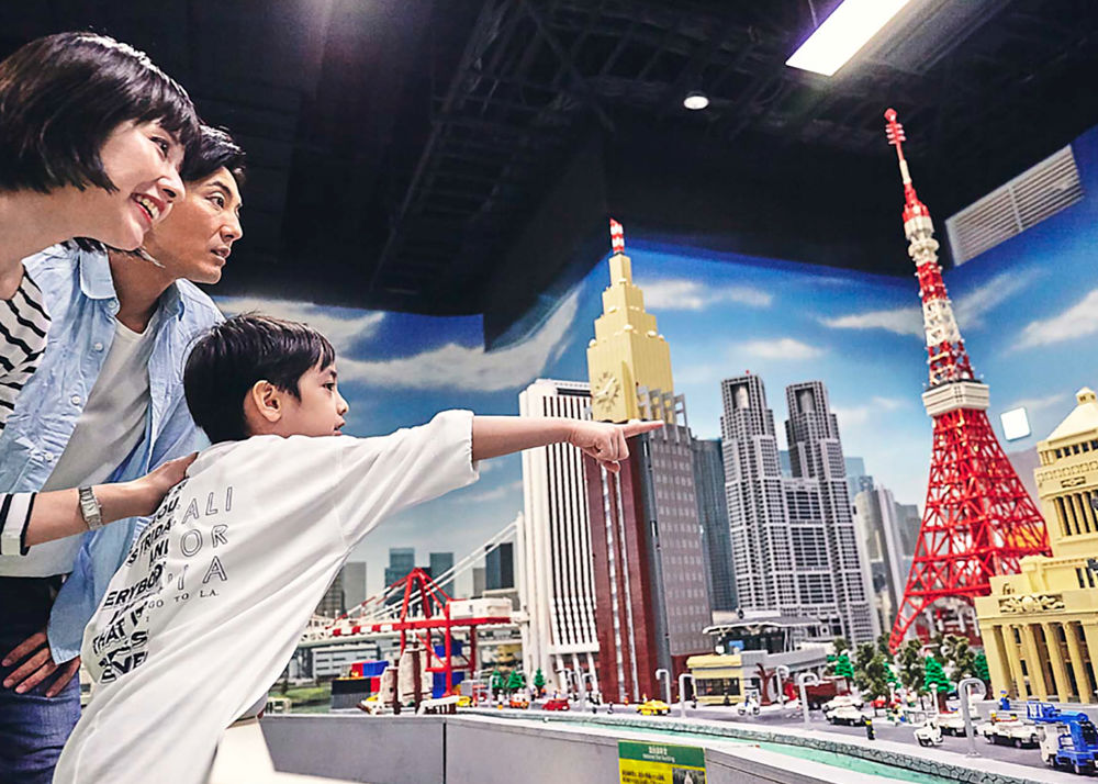 レゴランド東京 ミニランドで東京タワーのレゴジオラマを見る親子