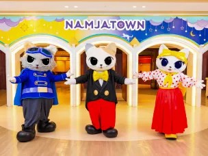 ナンジャタウンの入り口で出迎えるマスコットキャラクター