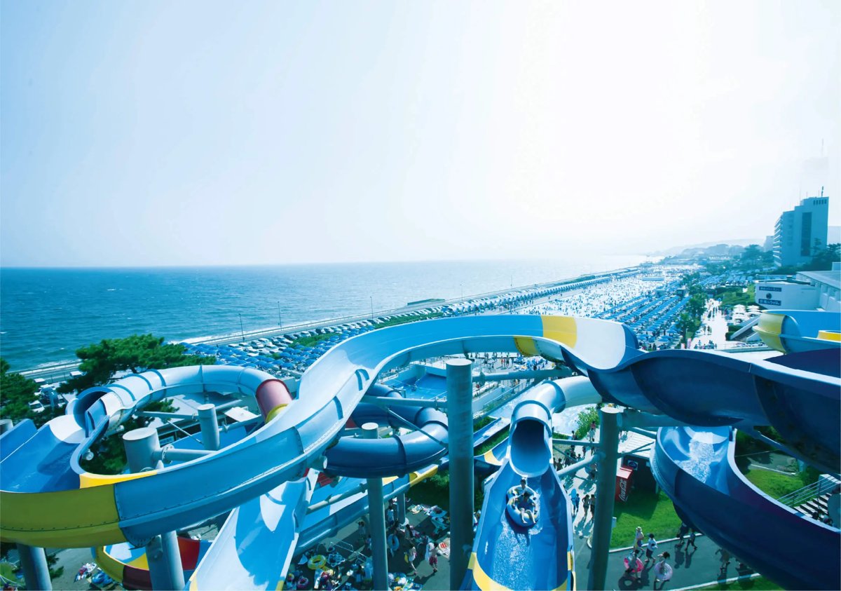 大磯ロングビーチのウォータースライダーと海の空撮