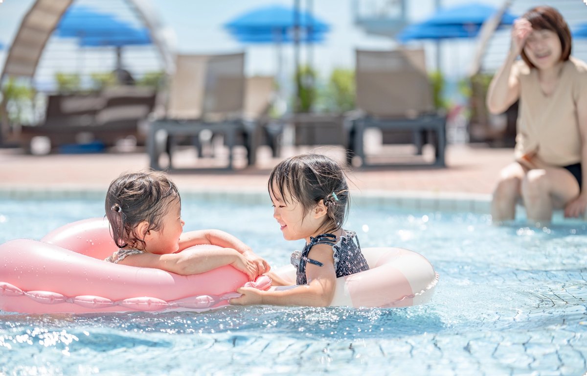 浮き輪で遊ぶ小さな子どもたち