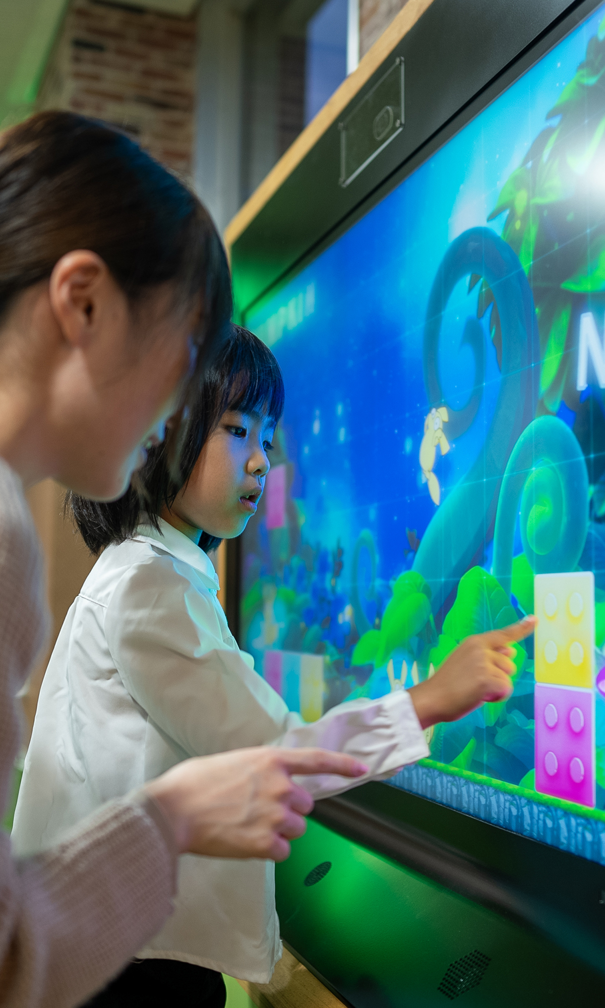 デジタル展示で遊ぶ親子