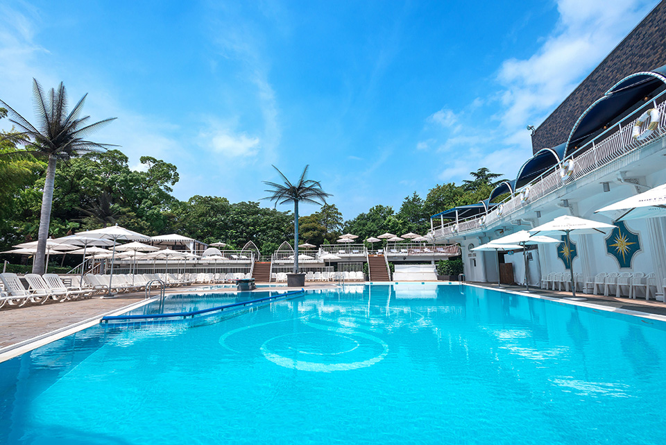 青空の下に広がるガーデンプールの水面
