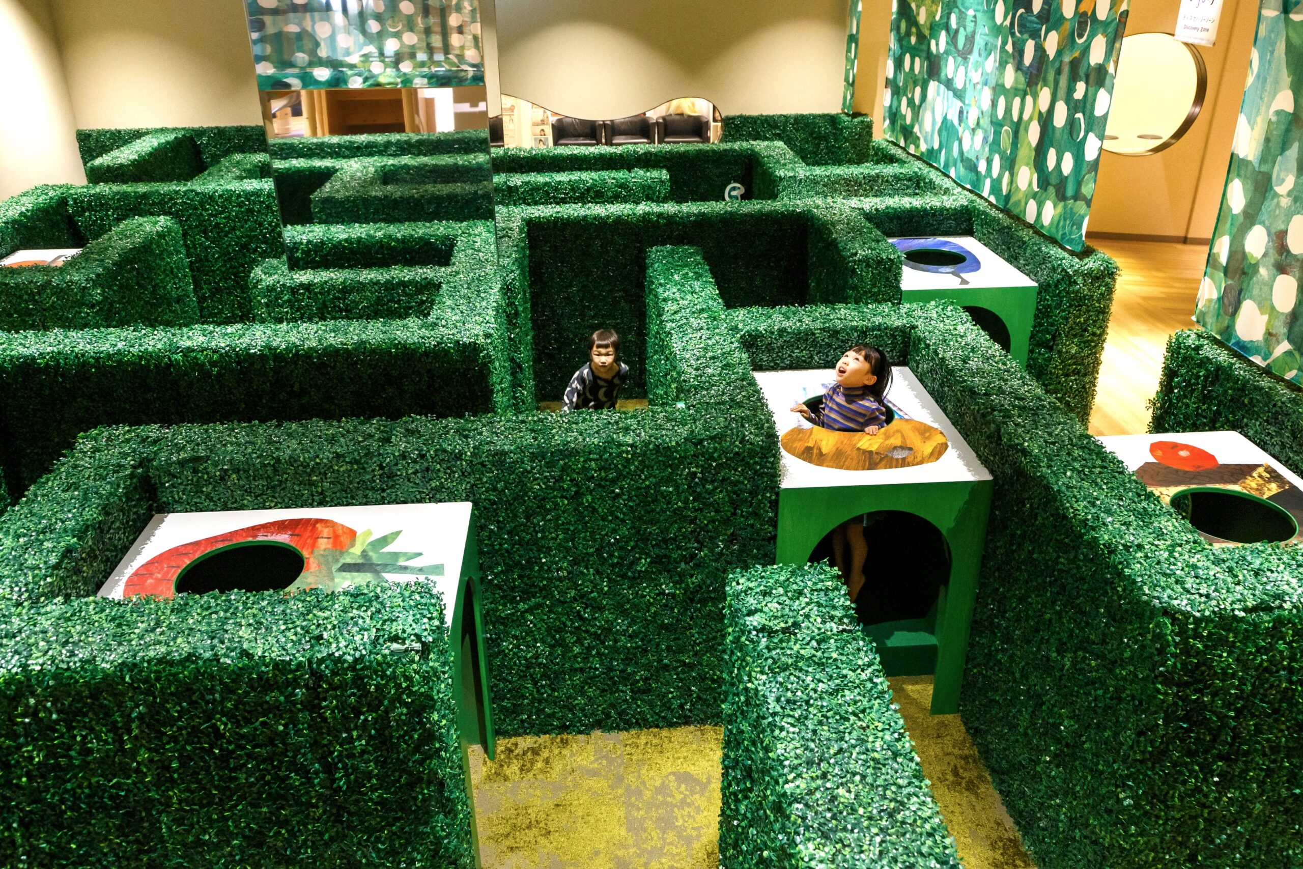 PLAY! PARK ERIC CARLEのみどりのめいろで遊ぶ子どもたち