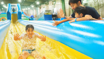 親子でスライダーを楽しむ様子