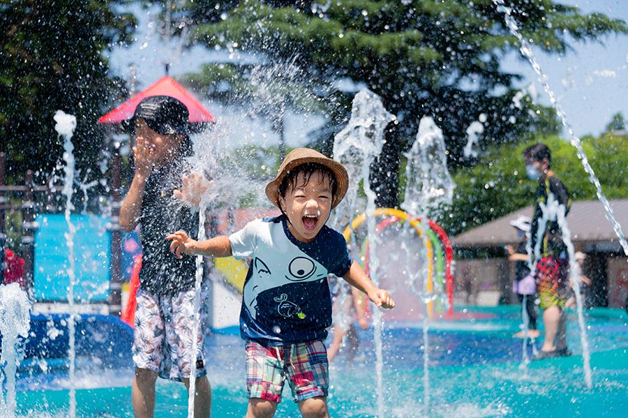 清水公園アクアベンチャーの噴水で遊ぶ子ども