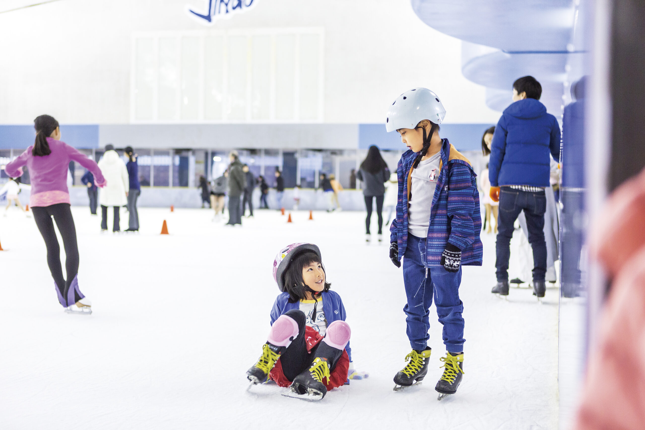 ヘルメットをかぶった子どもたち