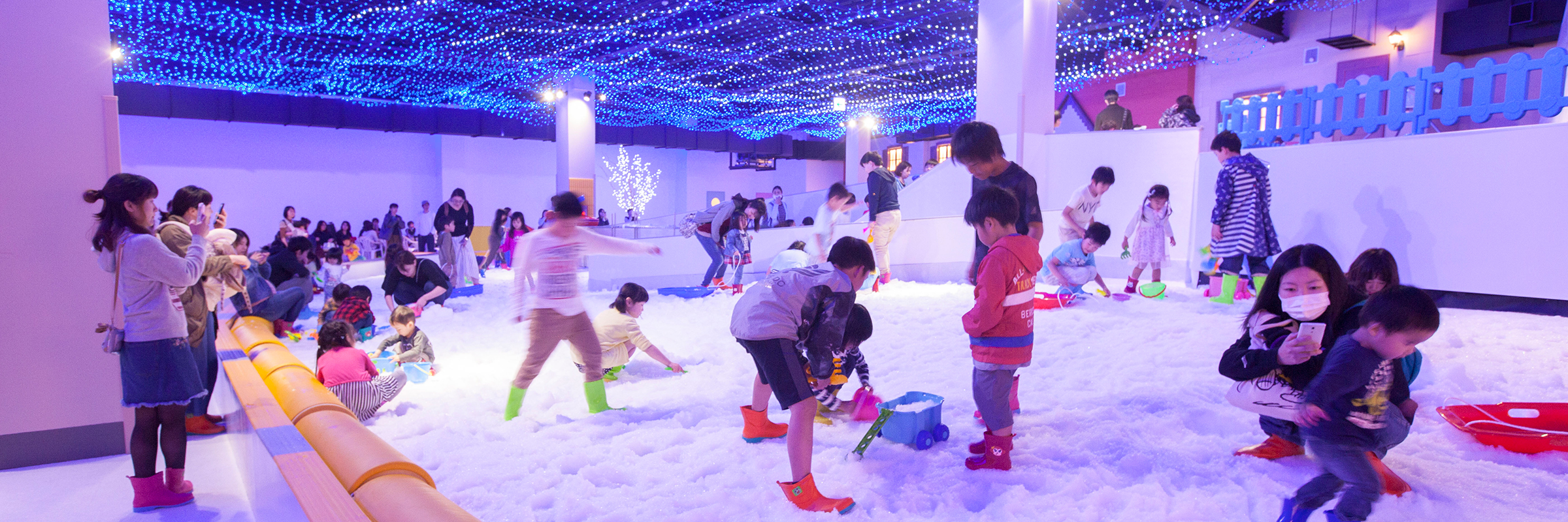 雪の広場ではしゃぐ子どもたち(東京あそびマーレ スノータウン)