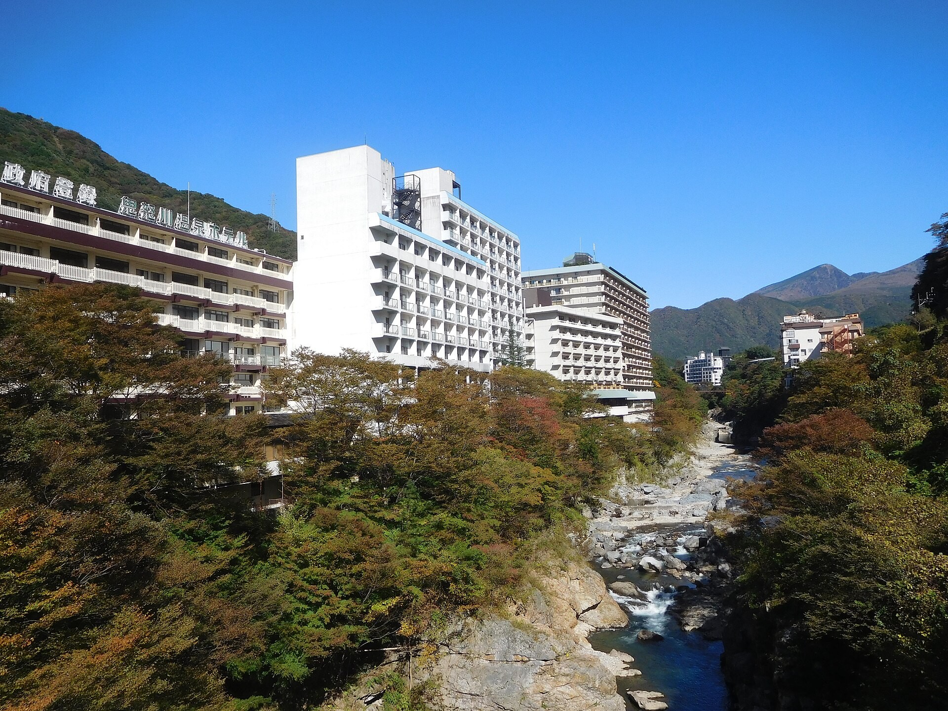 鬼怒川温泉ホテルの外観。渓谷沿いに立つ本館
