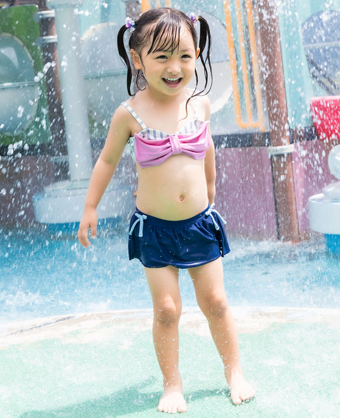 箱根小涌園ユネッサンで水遊びを楽しむ子ども