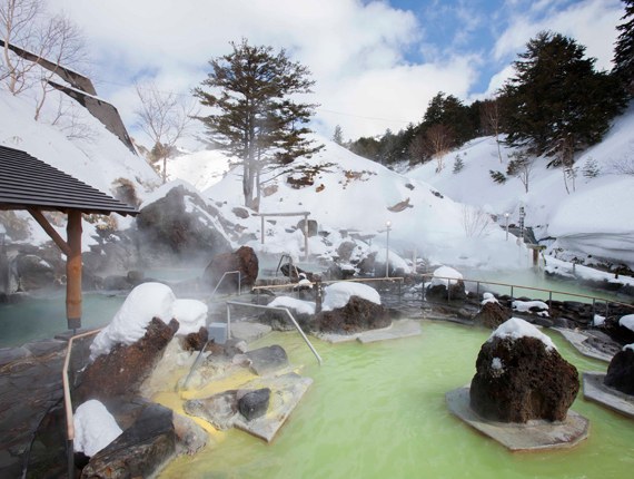 雪景色の中の石庭露天風呂(万座高原ホテル)