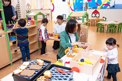 お店屋さんごっこで遊ぶ子どもたち
