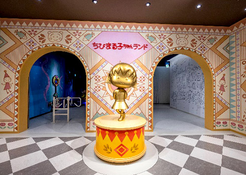 ちびまる子ちゃんランド入口の金のちびまる子ちゃん像(静岡市清水区)