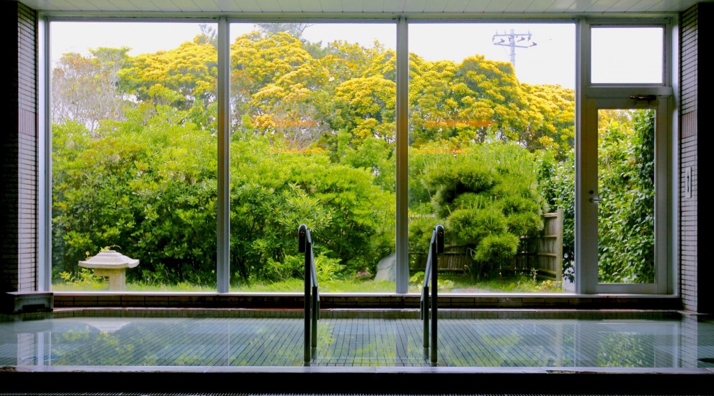 坪庭を望む大浴場(人工ラジウム泉)
