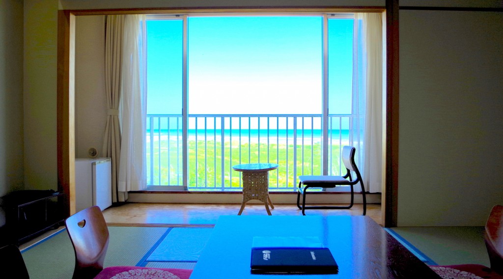 海を望む和室の客室