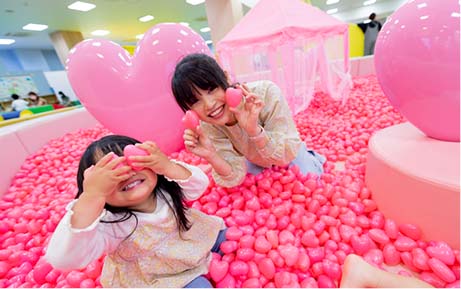 ハピピランド港北ルララのハートプールで遊ぶ親子