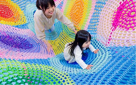 ハピピランド港北ルララのレインボーアスレチックで遊ぶ親子