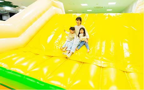 ハピピランド港北ルララのエアースライダーで遊ぶ家族