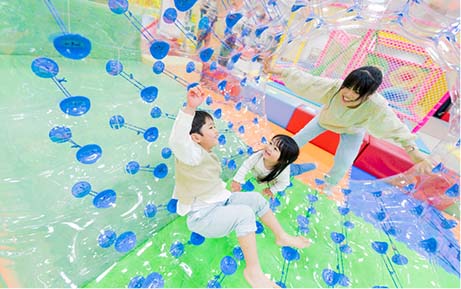 ハピピランド港北ルララのサイバーホイールで遊ぶ子どもたち