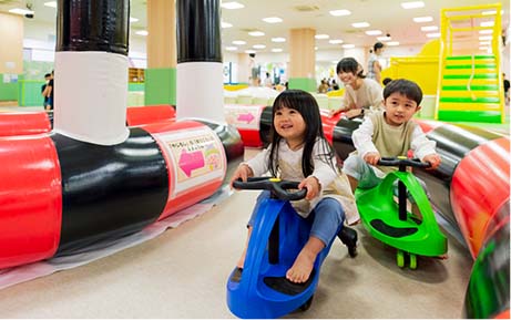 ハピピランド港北ルララのサーキット(プラズマカー)で遊ぶ子ども