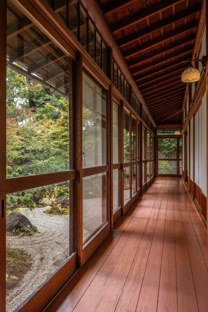 元湯陣屋の廊下から見える日本庭園